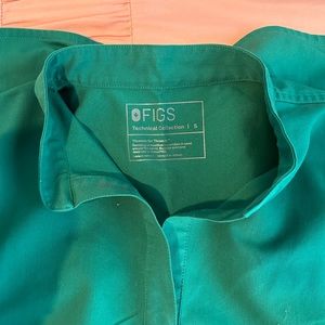 LIKE NEW FIGS SCRUB TOP